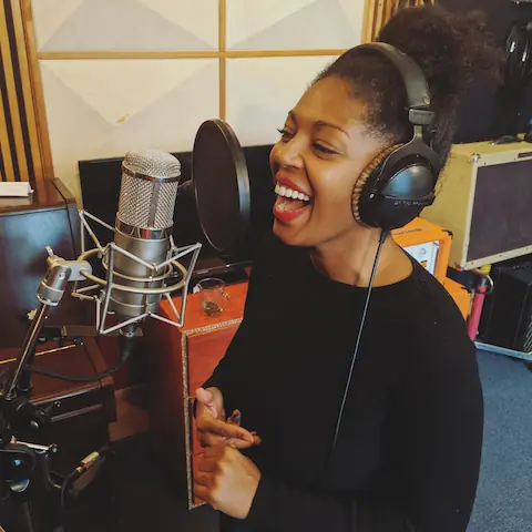 Alexandra Portugais au chant en cabine avec le micro Peluso 2247