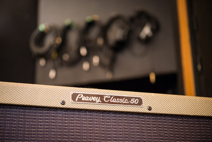 Détail du Peavey Classic 50 et câbles