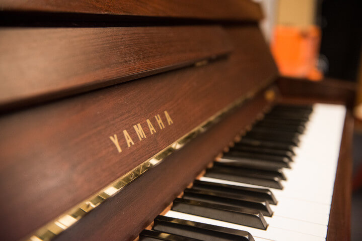 Piano droit acoustique Yamaha P2J